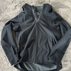 S - men’s Uniqlo lightweight breathable stretch rain jacket